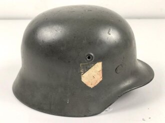Stahlhelm Wehrmacht Modell 1940. Mehrfach überlackierte Glocke, daher keine Stempelung erkennbar, das Innenfutter ist eine neuzeitliche REPRODUKTION in Grösse 56, es handelt sich also um eine 64er Glocke.