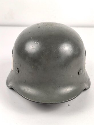 Stahlhelm Wehrmacht Modell 1940. Mehrfach überlackierte Glocke, daher keine Stempelung erkennbar, das Innenfutter ist eine neuzeitliche REPRODUKTION in Grösse 56, es handelt sich also um eine 64er Glocke.