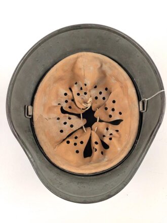 Stahlhelm Wehrmacht Modell 1940. Mehrfach überlackierte Glocke, daher keine Stempelung erkennbar, das Innenfutter ist eine neuzeitliche REPRODUKTION in Grösse 56, es handelt sich also um eine 64er Glocke.