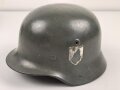 Stahlhelm Wehrmacht Modell 1940. Mehrfach überlackierte Glocke, daher keine Stempelung erkennbar, das Innenfutter ist eine neuzeitliche REPRODUKTION in Grösse 56, es handelt sich also um eine 64er Glocke.