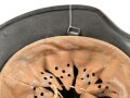 Stahlhelm Wehrmacht Modell 1940. Mehrfach überlackierte Glocke, daher keine Stempelung erkennbar, das Innenfutter ist eine neuzeitliche REPRODUKTION in Grösse 56, es handelt sich also um eine 64er Glocke.