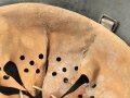 Stahlhelm Wehrmacht Modell 1940. Mehrfach überlackierte Glocke, daher keine Stempelung erkennbar, das Innenfutter ist eine neuzeitliche REPRODUKTION in Grösse 56, es handelt sich also um eine 64er Glocke.