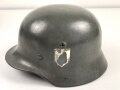 Stahlhelm Wehrmacht Modell 1940. Mehrfach überlackierte Glocke, daher keine Stempelung erkennbar, das Innenfutter ist eine neuzeitliche REPRODUKTION in Grösse 56, es handelt sich also um eine 64er Glocke.