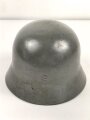 Stahlhelm Wehrmacht Modell 1940. Mehrfach überlackierte Glocke, daher keine Stempelung erkennbar, das Innenfutter ist eine neuzeitliche REPRODUKTION in Grösse 56, es handelt sich also um eine 64er Glocke.