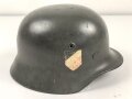 Stahlhelm Wehrmacht Modell 1940. Mehrfach überlackierte Glocke, daher keine Stempelung erkennbar, das Innenfutter ist eine neuzeitliche REPRODUKTION in Grösse 56, es handelt sich also um eine 64er Glocke.