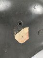 Stahlhelm Wehrmacht Modell 1940. Mehrfach überlackierte Glocke, daher keine Stempelung erkennbar, das Innenfutter ist eine neuzeitliche REPRODUKTION in Grösse 56, es handelt sich also um eine 64er Glocke.