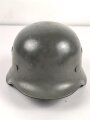 Stahlhelm Wehrmacht Modell 1940. Mehrfach überlackierte Glocke, daher keine Stempelung erkennbar, das Innenfutter ist eine neuzeitliche REPRODUKTION in Grösse 56, es handelt sich also um eine 64er Glocke.