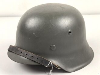 Stahlhelm Wehrmacht Modell 1942. Neuzeitlich lackierte Glocke ET64, Innenfutter und Kinnriemen sind neuzeitliche REPRODUKTIONEN