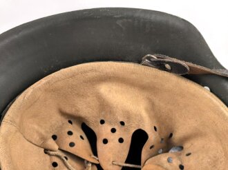 Stahlhelm Wehrmacht Modell 1942. Neuzeitlich lackierte Glocke ET64, Innenfutter und Kinnriemen sind neuzeitliche REPRODUKTIONEN