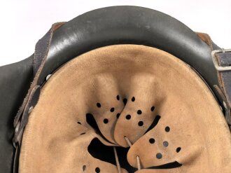 Stahlhelm Wehrmacht Modell 1942. Neuzeitlich lackierte Glocke ET64, Innenfutter und Kinnriemen sind neuzeitliche REPRODUKTIONEN
