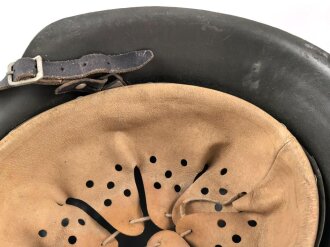 Stahlhelm Wehrmacht Modell 1942. Neuzeitlich lackierte Glocke ET64, Innenfutter und Kinnriemen sind neuzeitliche REPRODUKTIONEN