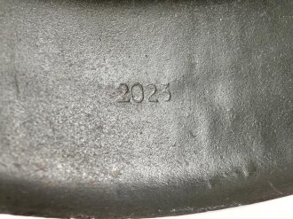 Stahlhelm Wehrmacht Modell 1942. Neuzeitlich lackierte Glocke ET64, Innenfutter und Kinnriemen sind neuzeitliche REPRODUKTIONEN