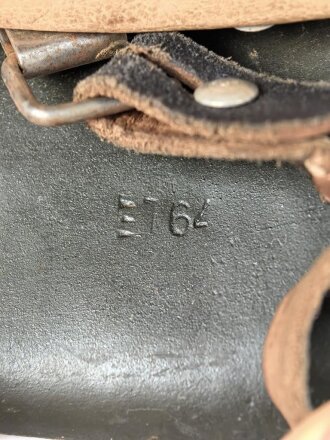 Stahlhelm Wehrmacht Modell 1942. Neuzeitlich lackierte Glocke ET64, Innenfutter und Kinnriemen sind neuzeitliche REPRODUKTIONEN