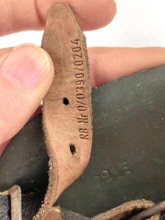 Stahlhelm Wehrmacht Modell 1942. Neuzeitlich lackierte Glocke ET64, Innenfutter und Kinnriemen sind neuzeitliche REPRODUKTIONEN