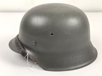 Stahlhelm Wehrmacht Modell 1942. Neuzeitlich lackierte Glocke ET64, Innenfutter und Kinnriemen sind neuzeitliche REPRODUKTIONEN