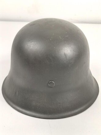 Stahlhelm Wehrmacht Modell 1942. Neuzeitlich lackierte Glocke ET64, Innenfutter und Kinnriemen sind neuzeitliche REPRODUKTIONEN