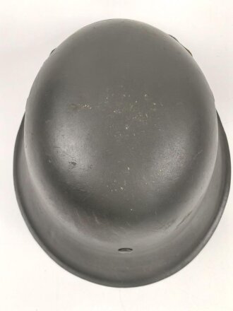 Stahlhelm Wehrmacht Modell 1942. Neuzeitlich lackierte Glocke ET64, Innenfutter und Kinnriemen sind neuzeitliche REPRODUKTIONEN
