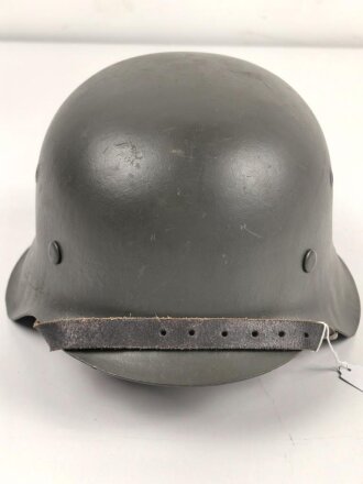 Stahlhelm Wehrmacht Modell 1942. Neuzeitlich lackierte Glocke ET64, Innenfutter und Kinnriemen sind neuzeitliche REPRODUKTIONEN