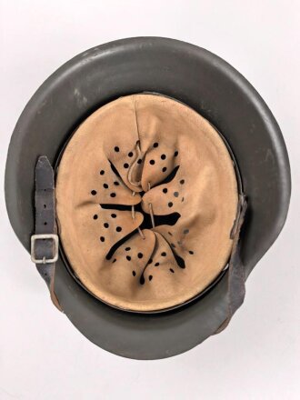 Stahlhelm Wehrmacht Modell 1942. Neuzeitlich lackierte Glocke ET64, Innenfutter und Kinnriemen sind neuzeitliche REPRODUKTIONEN