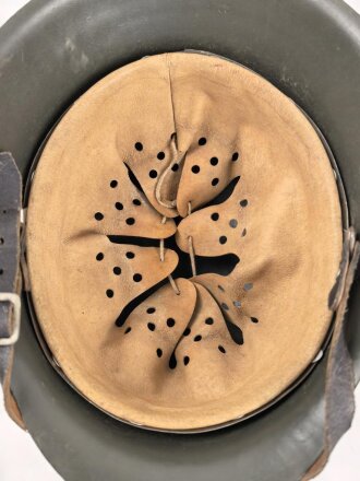 Stahlhelm Wehrmacht Modell 1942. Neuzeitlich lackierte Glocke ET64, Innenfutter und Kinnriemen sind neuzeitliche REPRODUKTIONEN