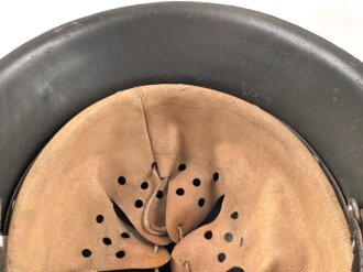 Stahlhelm Wehrmacht Modell 1942. Neuzeitlich lackierte Glocke ET64, Innenfutter und Kinnriemen sind neuzeitliche REPRODUKTIONEN