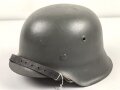 Stahlhelm Wehrmacht Modell 1942. Neuzeitlich lackierte Glocke ET64, Innenfutter und Kinnriemen sind neuzeitliche REPRODUKTIONEN