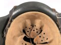 Stahlhelm Wehrmacht Modell 1942. Neuzeitlich lackierte Glocke ET64, Innenfutter und Kinnriemen sind neuzeitliche REPRODUKTIONEN