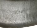 Stahlhelm Wehrmacht Modell 1942. Neuzeitlich lackierte Glocke ET64, Innenfutter und Kinnriemen sind neuzeitliche REPRODUKTIONEN