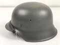 Stahlhelm Wehrmacht Modell 1942. Neuzeitlich lackierte Glocke ET64, Innenfutter und Kinnriemen sind neuzeitliche REPRODUKTIONEN
