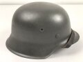 Stahlhelm Wehrmacht Modell 1942. Neuzeitlich lackierte Glocke ET64, Innenfutter und Kinnriemen sind neuzeitliche REPRODUKTIONEN
