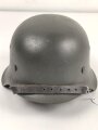 Stahlhelm Wehrmacht Modell 1942. Neuzeitlich lackierte Glocke ET64, Innenfutter und Kinnriemen sind neuzeitliche REPRODUKTIONEN