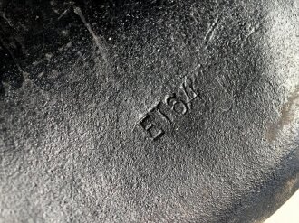 Stahlhelm Glocke Wehrmacht Modell 1942. Neuzeitlich lackiertes Stück, Hersteller ET64