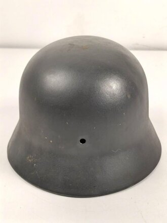Stahlhelm Glocke Wehrmacht Modell 1940. Neuzeitlich lackiertes Stück, Hersteller ET64