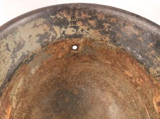 Stahlhelm Glocke Wehrmacht Modell 1942. Mehrfach überlackiertes Stück, Hersteller clk66