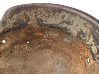 Stahlhelm Glocke Wehrmacht Modell 1942. Mehrfach überlackiertes Stück, Hersteller clk66