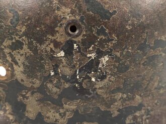 Stahlhelm Glocke Wehrmacht Modell 1942. Mehrfach überlackiertes Stück, Hersteller clk66