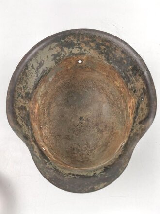 Stahlhelm Glocke Wehrmacht Modell 1942. Mehrfach überlackiertes Stück, Hersteller clk66
