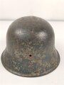 Stahlhelm Glocke Wehrmacht Modell 1942. Mehrfach überlackiertes Stück, Hersteller clk66