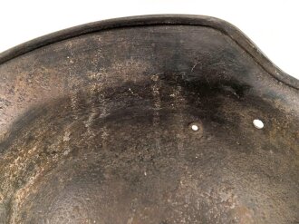 Stahlhelm Glocke Wehrmacht Modell 1940. Narbig mit resten des Originallack, Hersteller nicht lesbar, Glockengrösse 64