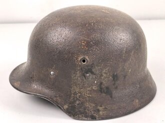 Stahlhelm Glocke Wehrmacht Modell 1940. Narbig mit resten des Originallack, Hersteller nicht lesbar, Glockengrösse 64