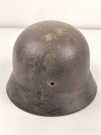 Stahlhelm Glocke Wehrmacht Modell 1940. Narbig mit resten des Originallack, Hersteller nicht lesbar, Glockengrösse 64