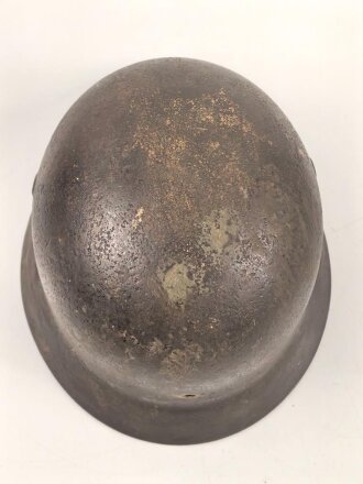 Stahlhelm Glocke Wehrmacht Modell 1940. Narbig mit resten des Originallack, Hersteller nicht lesbar, Glockengrösse 64