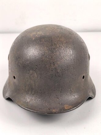 Stahlhelm Glocke Wehrmacht Modell 1940. Narbig mit resten des Originallack, Hersteller nicht lesbar, Glockengrösse 64