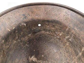 Stahlhelm Glocke Wehrmacht Modell 1940. Narbig mit resten des Originallack, Hersteller nicht lesbar, Glockengrösse 64
