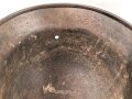 Stahlhelm Glocke Wehrmacht Modell 1940. Narbig mit resten des Originallack, Hersteller nicht lesbar, Glockengrösse 64