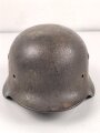 Stahlhelm Glocke Wehrmacht Modell 1940. Narbig mit resten des Originallack, Hersteller nicht lesbar, Glockengrösse 64