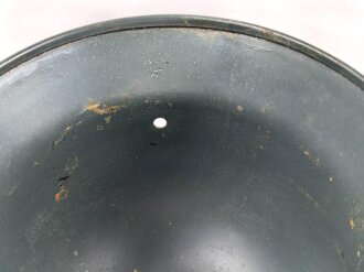Stahlhelm Glocke Modell 1940. Hersteller Q64, Fertigung nach 1945 für Polizei. Neuzeitlich lackiertes Stück