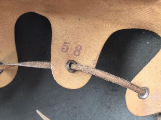 Stahlhelm Wehrmacht Modell 1942. Vermutlich nach dem Krieg von einer österreichischen Polizei ? Einheit weitergetragen. Im Zuge dessen wurde das Leder im Innenfutter sowie der Kinnriemen erneuert.  Mehrfach überlackiert, kein Hersteller erkennbar.