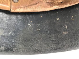 Stahlhelm Wehrmacht Modell 1942. Vermutlich nach dem Krieg von einer österreichischen Polizei ? Einheit weitergetragen. Im Zuge dessen wurde das Leder im Innenfutter sowie der Kinnriemen erneuert.  Mehrfach überlackiert, kein Hersteller erkennbar.