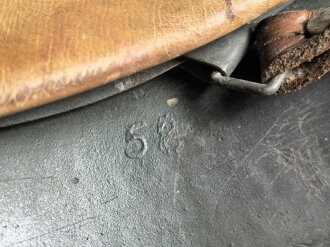 Stahlhelm Wehrmacht Modell 1942. Vermutlich nach dem Krieg von einer österreichischen Polizei ? Einheit weitergetragen. Im Zuge dessen wurde das Leder im Innenfutter sowie der Kinnriemen erneuert.  Mehrfach überlackiert, kein Hersteller erkennbar.